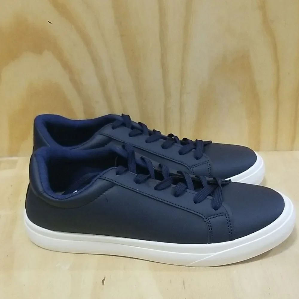 Navy Sneakers Sneakers Mens size 12, Wmn's size 13 , Brand new/Never Worn.
